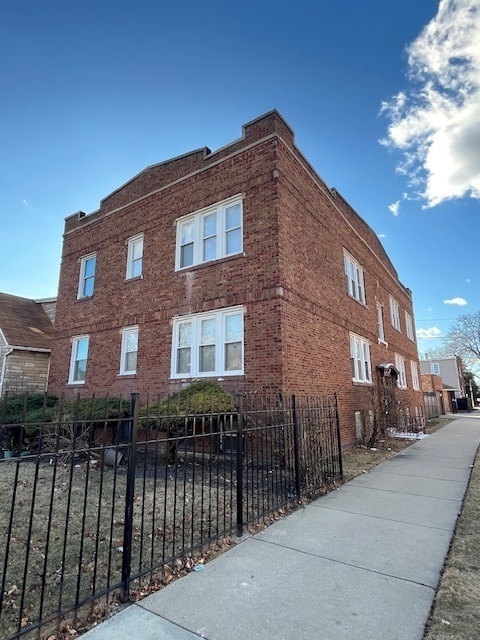 6039 W Wabansia Ave in Chicago, IL - Foto de edificio