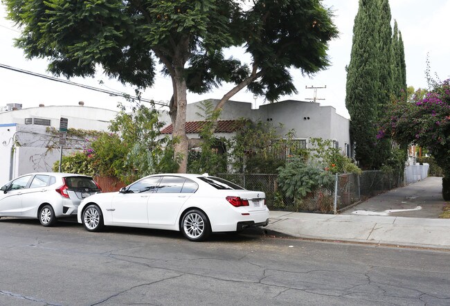 1125-1127 N Ogden Dr in Los Angeles, CA - Building Photo - Building Photo
