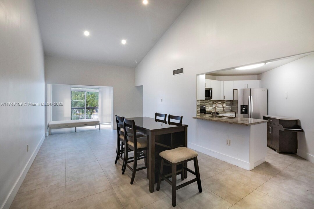 9437 Fontainebleau Blvd in Miami, FL - Building Photo