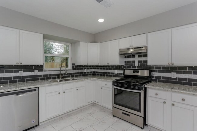 5635 Belarbor St in Houston, TX - Building Photo - Building Photo
