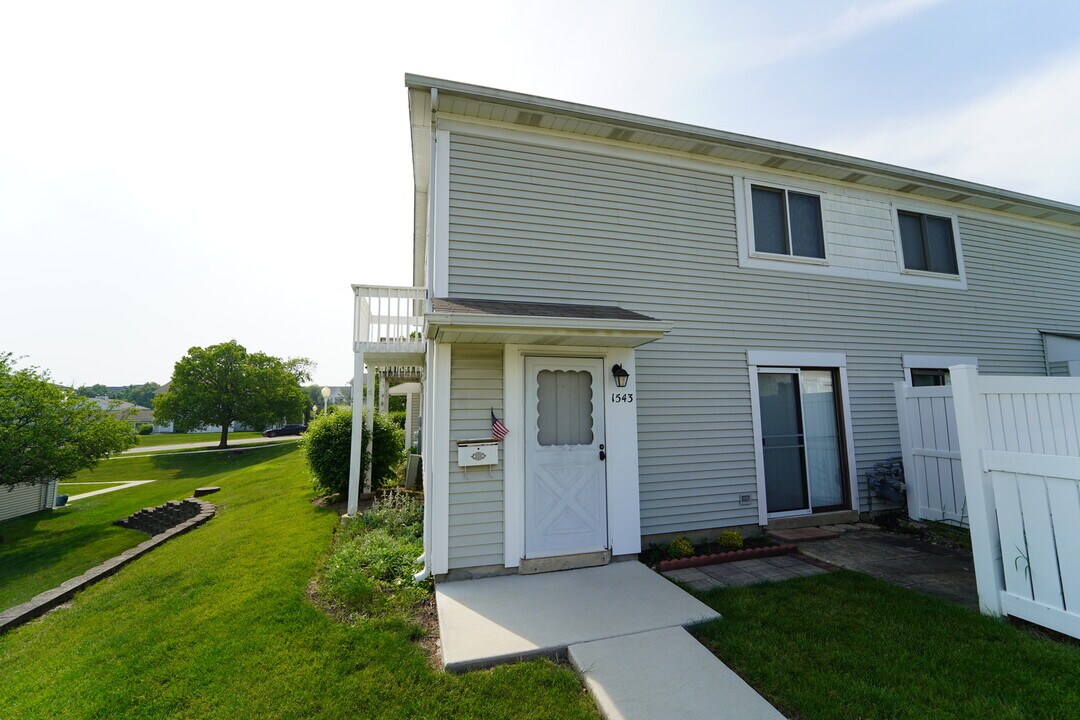 1543 Cornell Pl in Hoffman Estates, IL - Building Photo