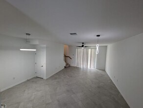 2831 Blossom Wy in Naples, FL - Building Photo - Building Photo