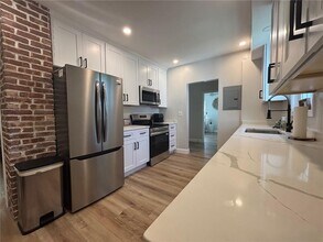 51 Lee Ave-Unit -1 in Newport, RI - Foto de edificio - Building Photo