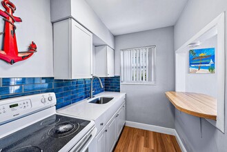 1223 Beach Rd in West Palm Beach, FL - Building Photo - Building Photo