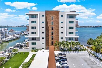 920 N Osceola Ave, Unit 301 in Clearwater, FL - Building Photo - Building Photo