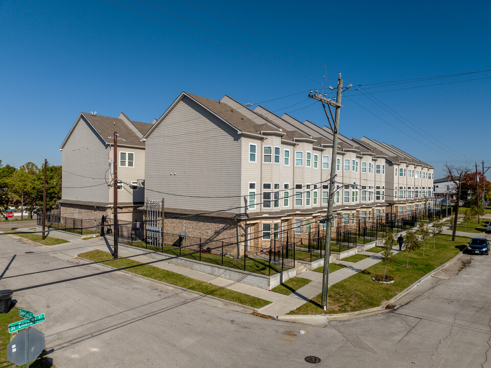 Brownstone in Houston, TX - Building Photo