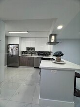 150 Lakeview Dr in Weston, FL - Building Photo - Building Photo