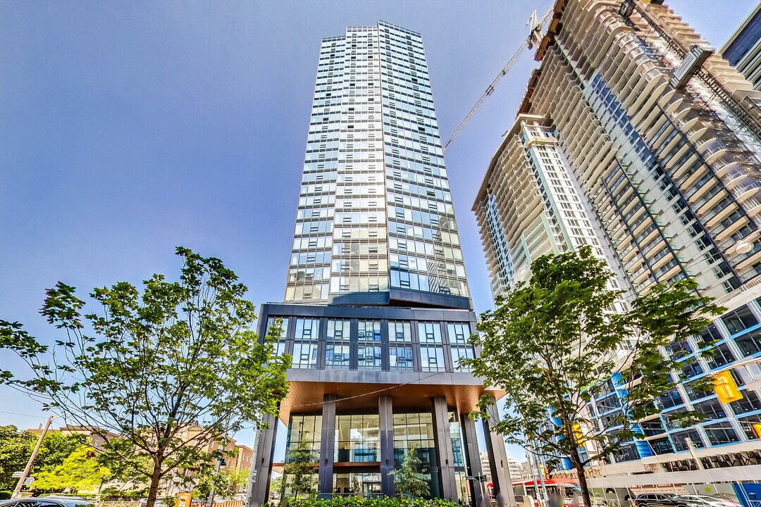 19 Western Battery Rd in Toronto, ON - Building Photo