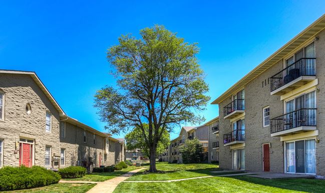 Santa Fe Village in Kansas City, MO - Foto de edificio - Building Photo