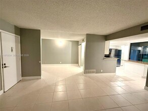 5220 Las Verdes Cir in Delray Beach, FL - Building Photo - Building Photo