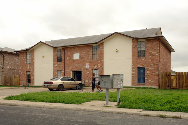 7576 Windsor Oaks in San Antonio, TX - Foto de edificio - Building Photo