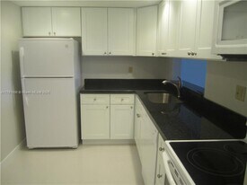 8075 SW 107th Ave in Miami, FL - Building Photo