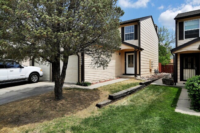 Fully Remodeled End-Unit Townhome Near Pet