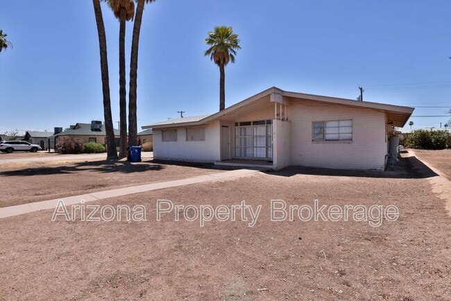 703 W 1st St in Mesa, AZ - Foto de edificio - Building Photo
