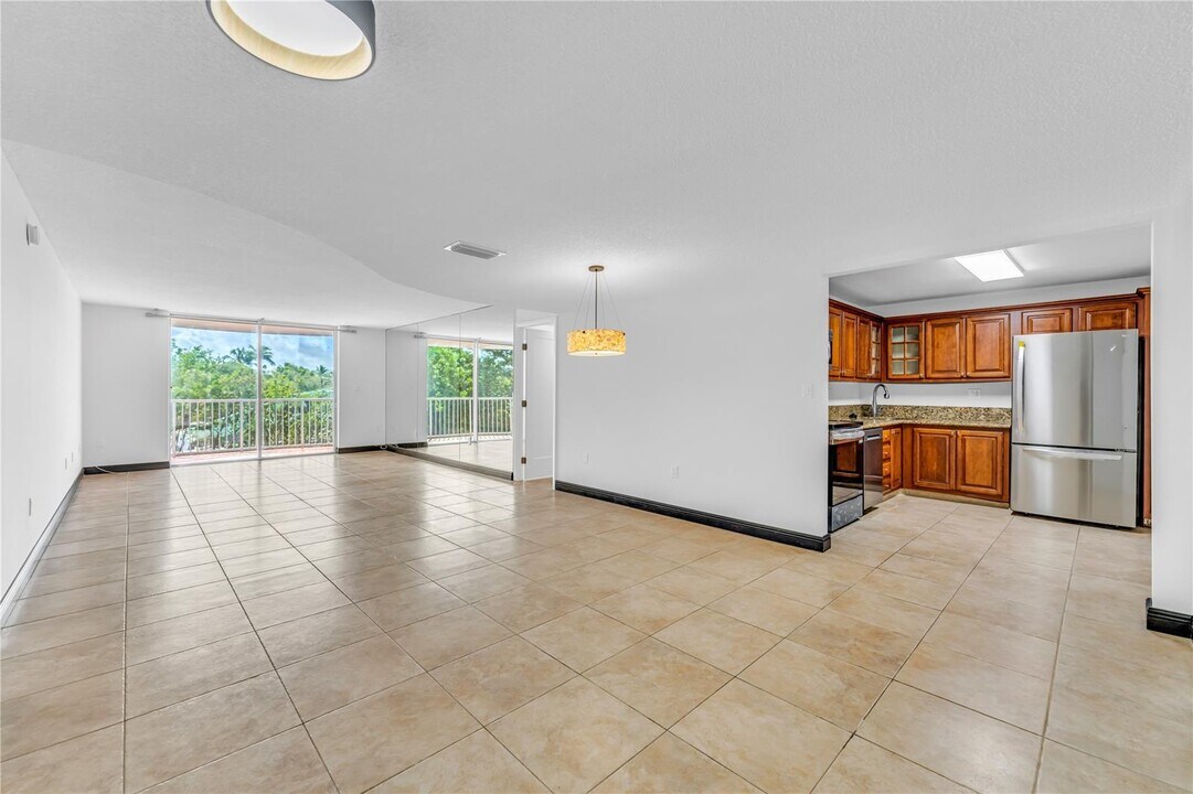 210 Sea View Dr, Unit 301 in Key Biscayne, FL - Foto de edificio