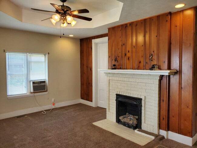 328 Milton Ave, Unit 2 in Anderson, IN - Foto de edificio - Building Photo