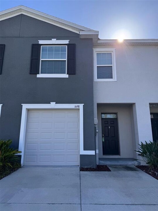 1698 Hubbell Rd in Wesley Chapel, FL - Building Photo