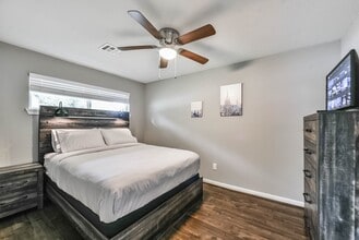 5650 Ludington Dr in Houston, TX - Foto de edificio - Building Photo