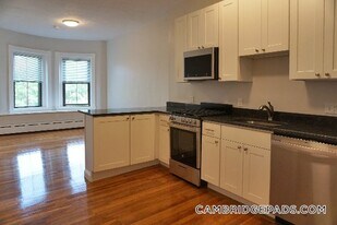 114 Willow St, Unit 4 in Cambridge, MA - Building Photo