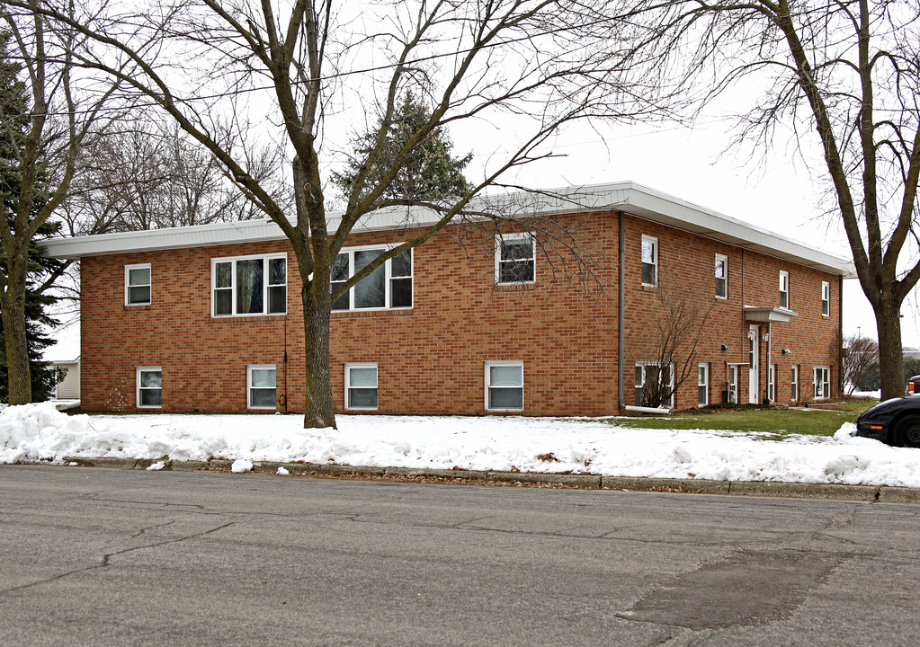 302 Elm St S in Belle Plaine, MN - Building Photo