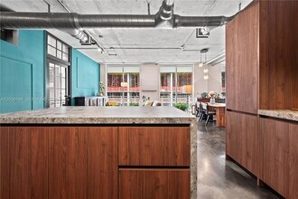 444 NE 30th St, Unit 602 in Miami, FL - Foto de edificio - Building Photo