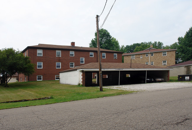 1475 Valentine Cir NW in Canton, OH - Foto de edificio - Building Photo