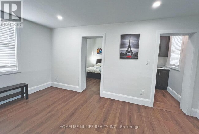 property at 673-673 Dundas St