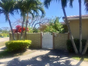 6810 SW 51st St in Miami, FL - Building Photo - Building Photo