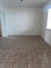 5810 W 18th Ln, Unit 106 in Hialeah, FL - Foto de edificio - Building Photo