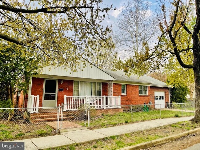 property at 2000 La Grande Ave