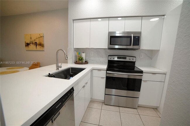 8360 SW 27th St in Miramar, FL - Building Photo - Building Photo