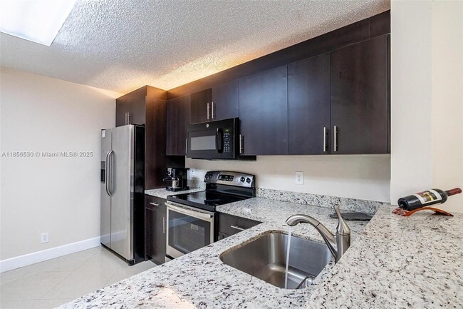 10111 W Sunrise Blvd in Plantation, FL - Building Photo - Building Photo