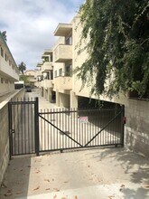 3739 Clarington Ave in Los Angeles, CA - Foto de edificio - Building Photo