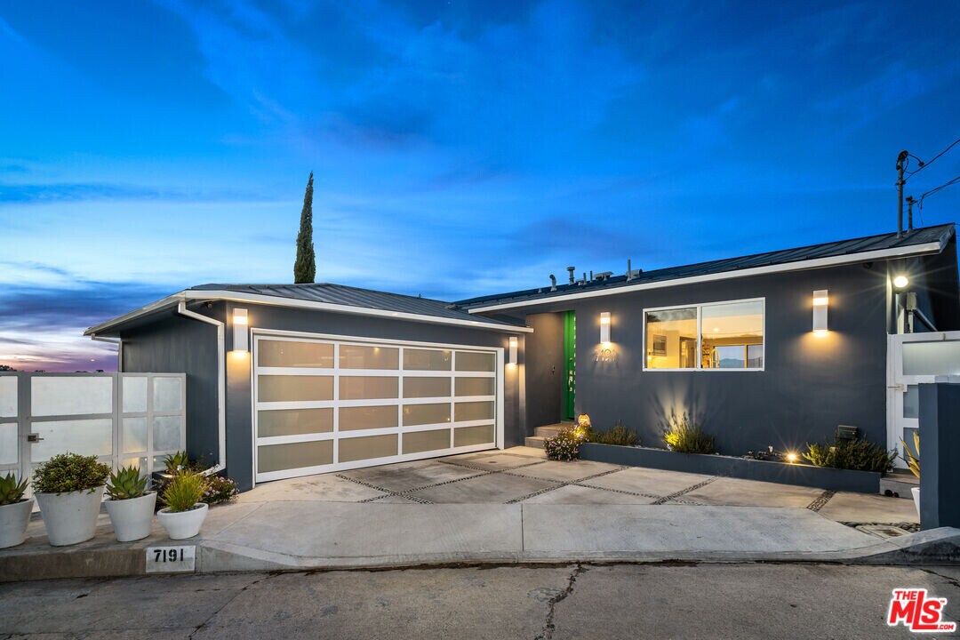 7191 Pacific View Dr in Los Angeles, CA - Building Photo