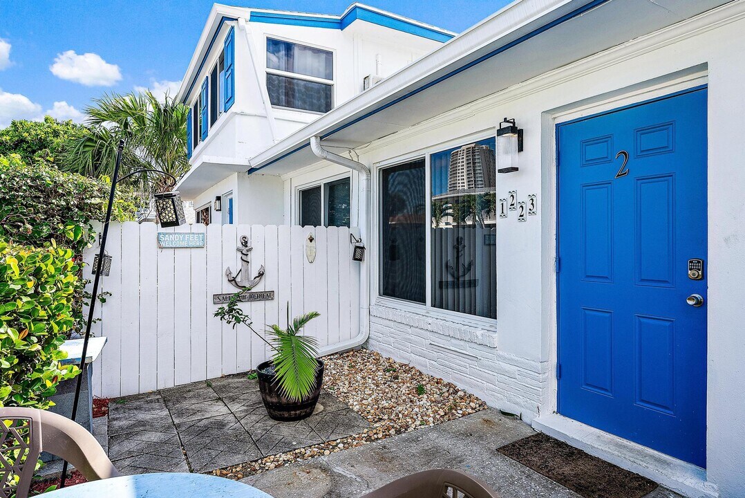 1223 Beach Rd in West Palm Beach, FL - Building Photo