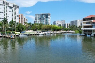 4140 Crayton Rd in Naples, FL - Foto de edificio - Building Photo