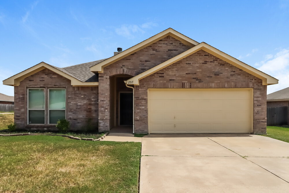 2517 Castle Pines Dr in Burleson, TX - Building Photo