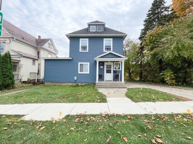 216 E South St in Woodstock, IL - Building Photo - Building Photo