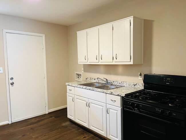 3041 North St in East Point, GA - Foto de edificio - Building Photo