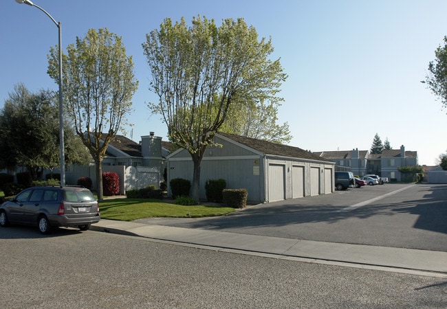 Regency Court in Madera, CA - Foto de edificio - Building Photo