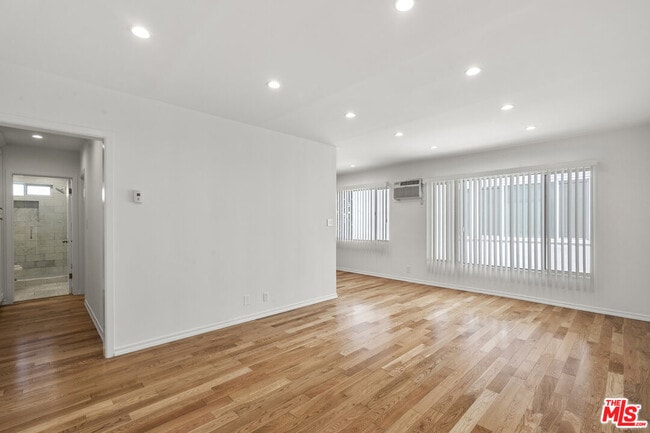 923 N San Vicente Blvd in West Hollywood, CA - Building Photo - Building Photo