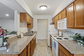 York Creek Apartments in Comstock Park, MI - Foto de edificio - Building Photo