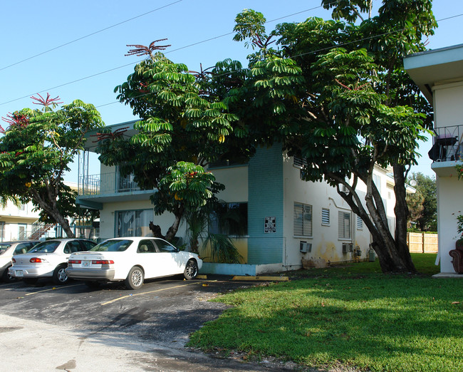 Glades Apartments in North Miami Beach, FL - Foto de edificio - Building Photo