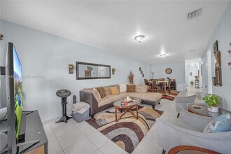 7567 N Augusta Dr in Hialeah, FL - Building Photo - Building Photo