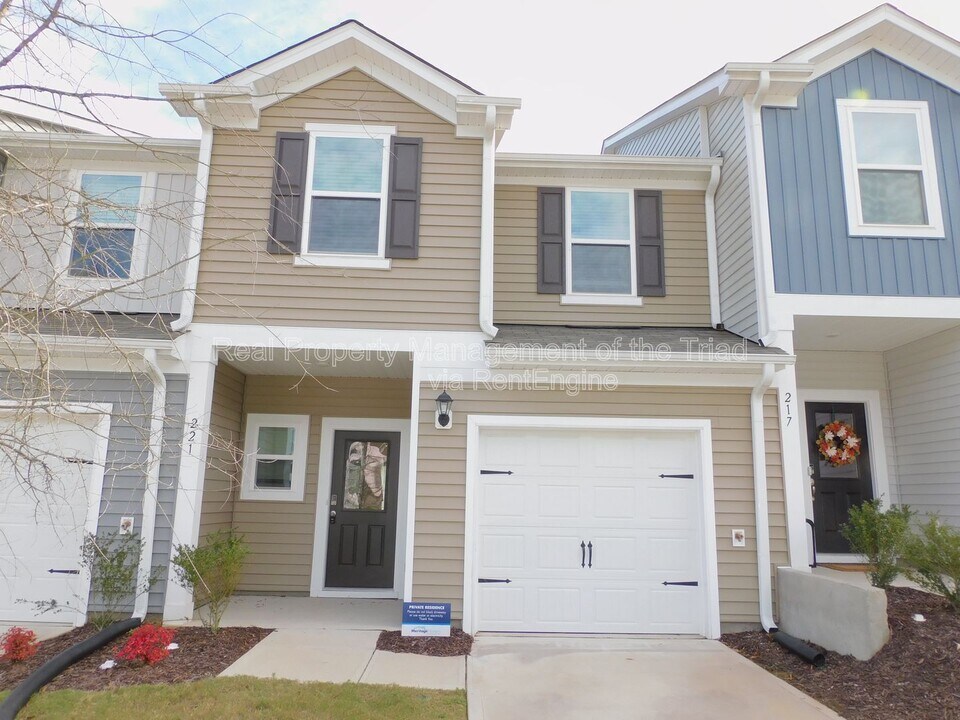 221 Still Pasture Ln in Graham, NC - Building Photo