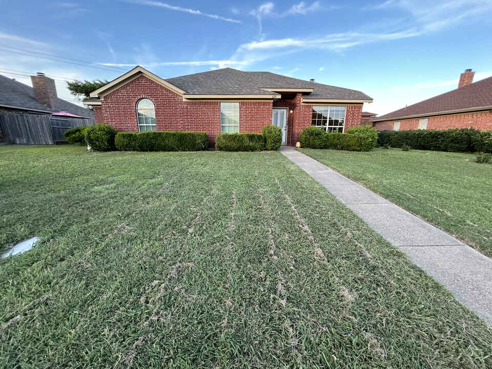 429 Chestnut Ln in Desoto, TX - Building Photo