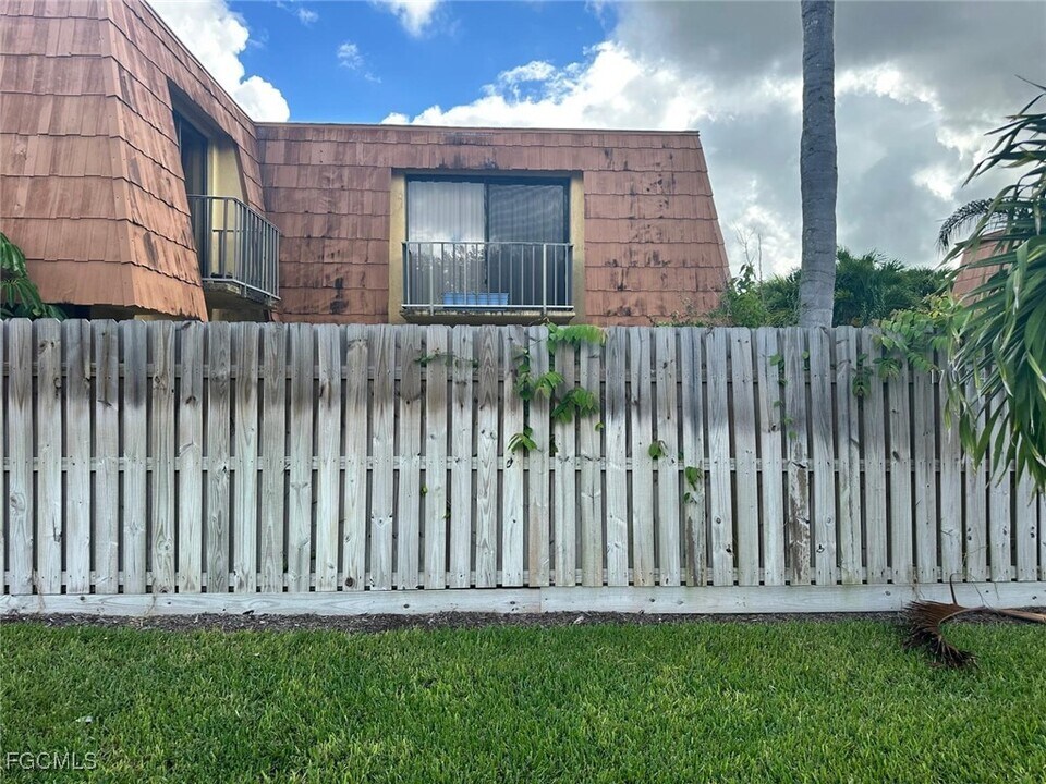 1709 Park Meadows Dr in Ft. Myers, FL - Building Photo