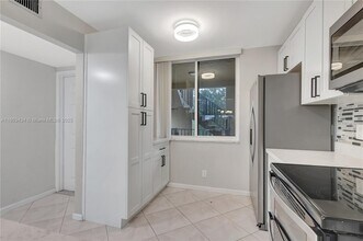 8592 W Sunrise Blvd in Plantation, FL - Building Photo - Building Photo