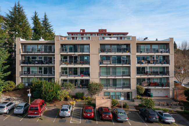 5025 California Ave SW in Seattle, WA - Foto de edificio - Building Photo