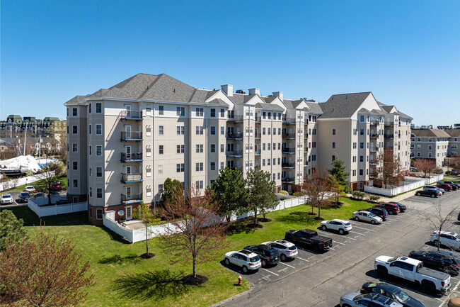 Atlantic at Marina Bay in Quincy, MA - Foto de edificio - Building Photo